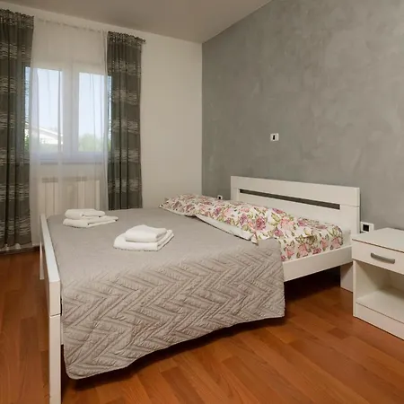 Ferienhaus Holiday Home Nedescina XII